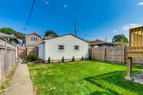 2830 Barry Ave, Chicago IL  60618-7016 exterior