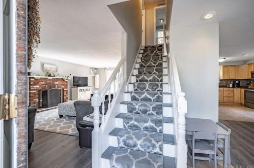 84 Spg St, Windsor Locks CT 06096-2207 exterior