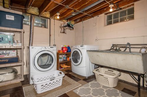 6957 Verona Ct, Milwaukee WI 53227-4429 exterior