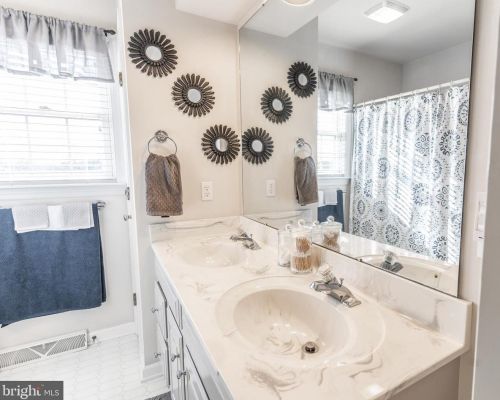 1121 Sunwood Ln, Lancaster PA  17601-7104 exterior