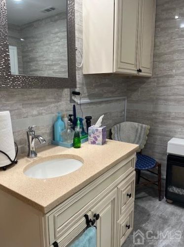 1901 Madaline Dr, Avenel NJ 07001-1376 exterior