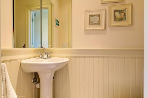 414 Corey Ln, Middletown RI 02842-5659 exterior