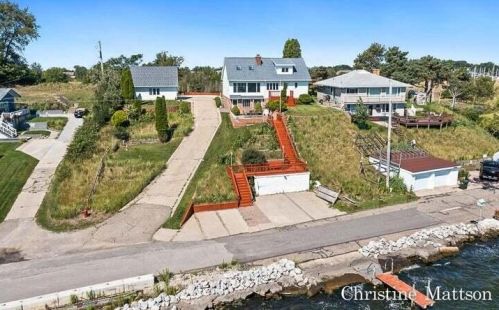 1531 Edgewater St, Meskegon, MI 49441-1079