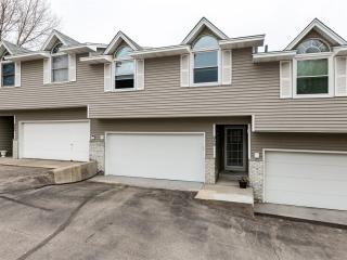 959 Edgewood Dr, Chaska, MN 55318-1670