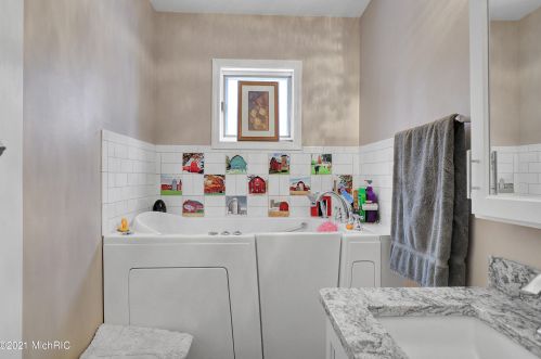 901 Marshall St, Portland MI 48875-1372 exterior