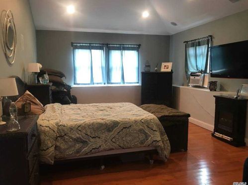 971 Karshick St, Bohemia NY 11716-4324 exterior