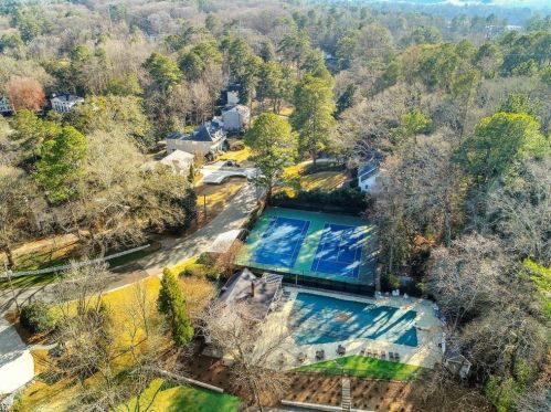 1386 Hanover West Dr, Atlanta GA 30327-1139 exterior