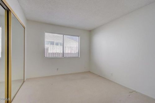 1041 Kumquat Pl, Oxnard CA 93036-1533 exterior