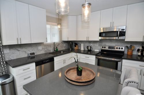 1060 Fallbrook Way, Sandy UT 84094-0719 exterior