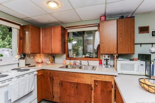 195 Mtn Rd, Torrington CT 06790-2708 exterior