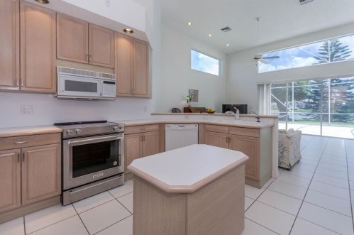 8225 Desmond Dr, Boynton Beach FL 33472-5014 exterior