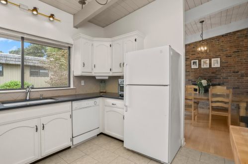 31 Ledgebrook Dr, Norwalk CT 06854-1017 exterior