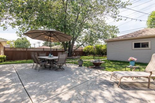 6957 Verona Ct, Milwaukee WI 53227-4429 exterior