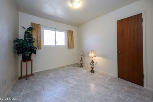 1232 Swan Rd, Tucson AZ 85718-6710 exterior