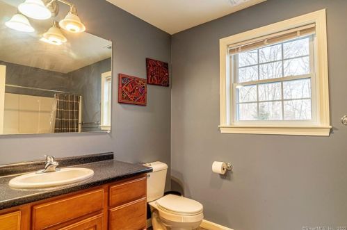 6 Cranberry Dr, Uncasville CT 06382-2006 exterior