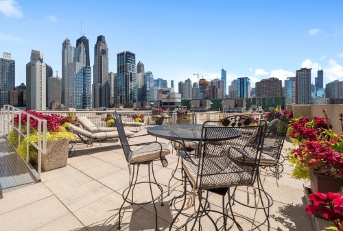 111 Maple St, Chicago IL 60610-5401 exterior