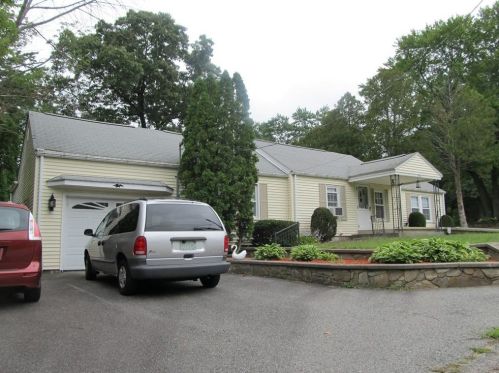 40 Sunset Ave, Woonsocket, RI 02895-1651