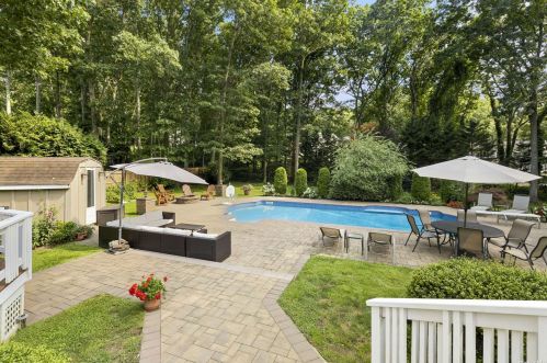 126 Wilmington Dr, Huntington Station NY 11747-4026 exterior