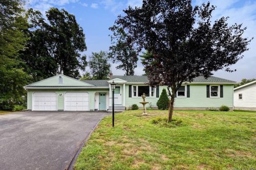 26 Iroquois Rd, Enfield CT 06082-6122 exterior