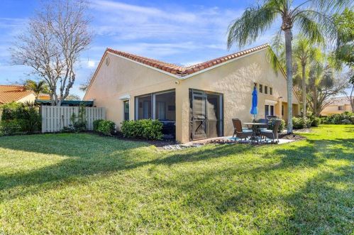 566 Beachwalk Cir, Naples FL 34108-7734 exterior