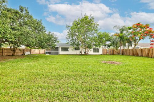 1925 Redwing Cir, Fort Pierce FL 34952-8834 exterior