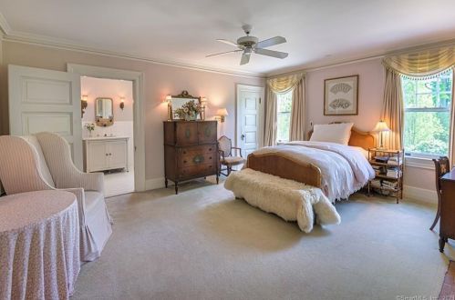 212 Main St, Ridgefield CT 06877-4922 exterior