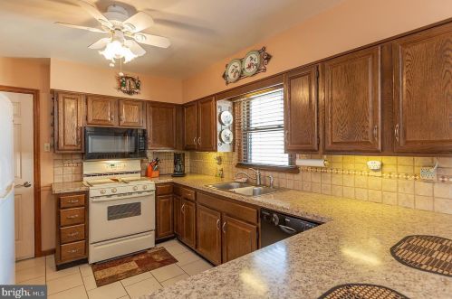 140 Longfellow Dr, Lancaster PA 17602-4048 exterior