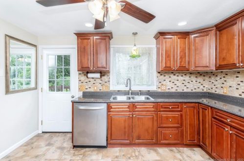 51 Pioneer Dr, Windsor CT exterior