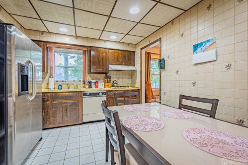 7 Meredith Rd, Edison NJ 08817-2231 exterior