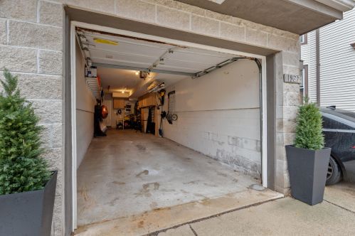 1527 Cass St, Milwaukee WI  53202-2024 exterior