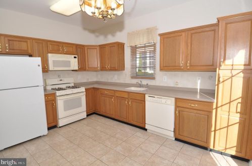 22 Goldfinch Dr, Trenton, NJ 08690-3580