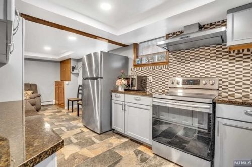 190 Maple St, Fairview NJ 07022-1512 exterior