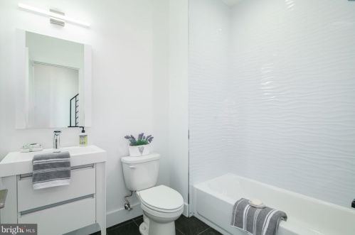 1827 Manton St, Philadelphia PA 19146-2923 exterior