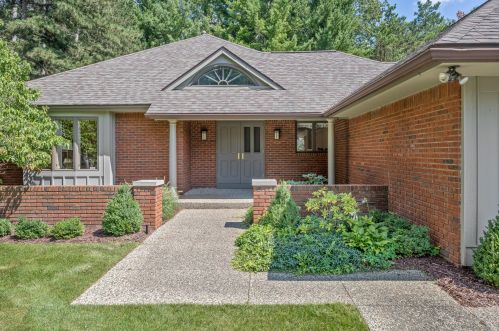 3589 Charlevoix Dr, Grand Rapids, MI 49546-7057