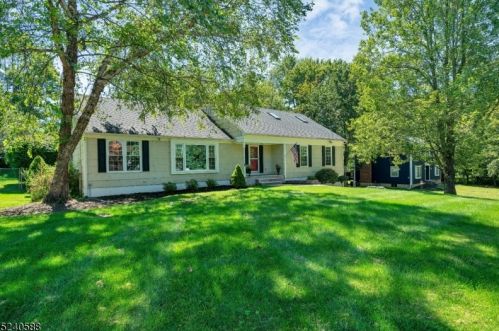 17 Larch Dr, Chester, NJ 07930-2607