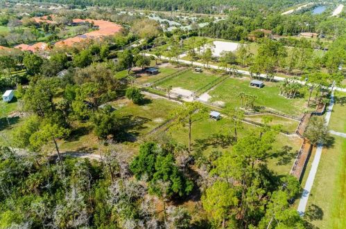 661 Logan Blvd, Naples FL 34119-1423 exterior