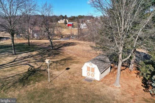 869 Fairview Dr, Hanover PA 17331-9747 exterior