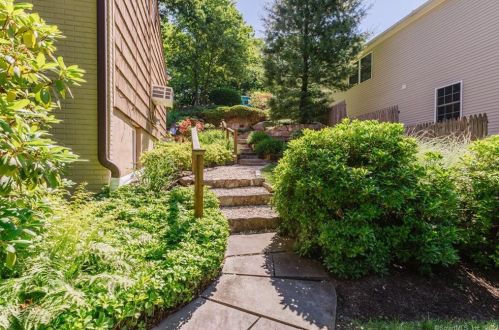 21 Lindenwoods Rd, Norwalk CT 06851-1507 exterior