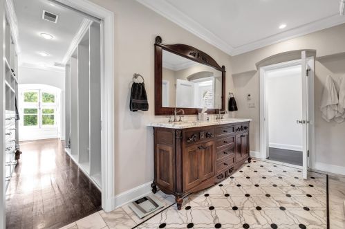 1469 Lilac Ln, Milwaukee WI  53217-2960 exterior