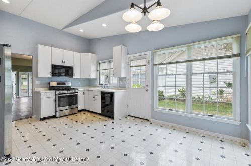 313 Devon St, Lakehurst NJ 08759-4636 exterior