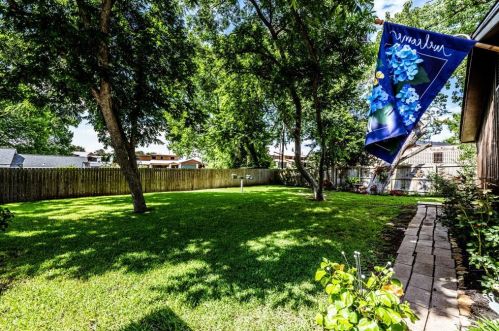 2011 Ave, Huntsville TX 77340-5137 exterior