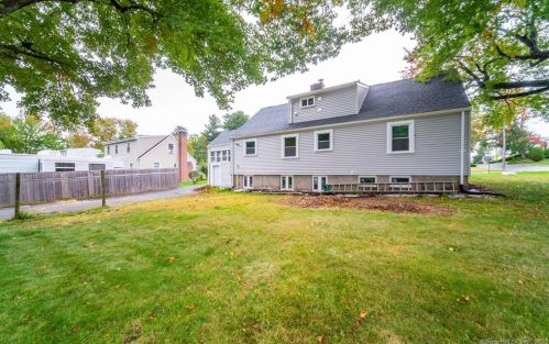 166 Giddings Ave, Windsor CT 06095-3744 exterior