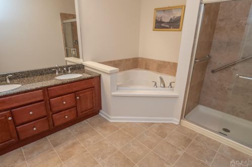 306 Regency Pl, Woodbridge NJ 07095-1036 exterior