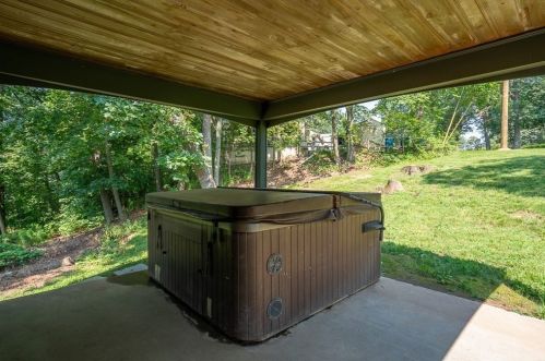 391 Massachusetts Ave, West Springfield MA 01089-2412 exterior