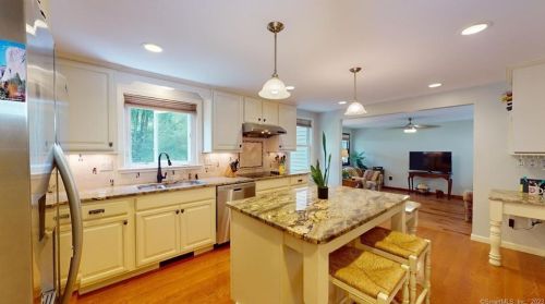 6 Hummingbird Ln, Enfield CT 06082-5709 exterior