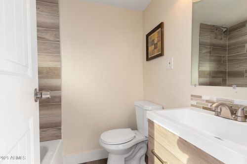 810 27th Ave, Phoenix AZ 85027-1805 exterior