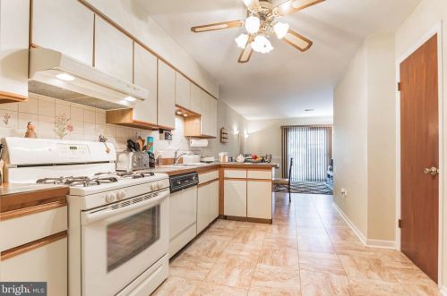 35 Aspen Dr, New Brunswick NJ 08902-1052 exterior