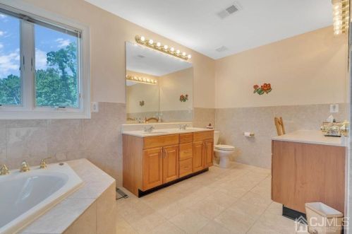 48 Farmhaven Ave, Edison NJ 08820-3220 exterior