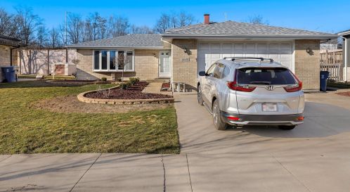 4622 Spencer Ln, Chicago, IL 60803-2700