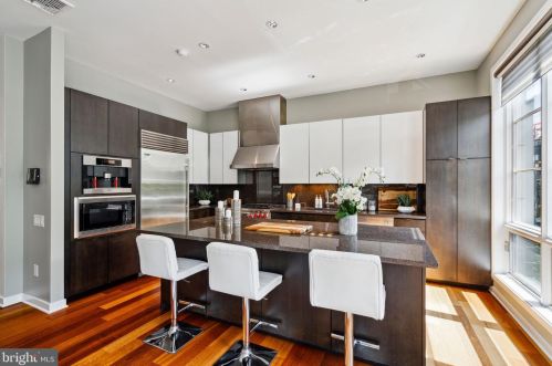 1433 Bainbridge St, Philadelphia PA 19146-2121 exterior